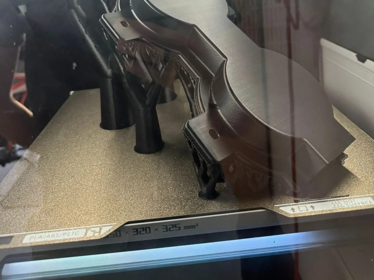 3D tisk technického držáku ve stavbě na tiskárně