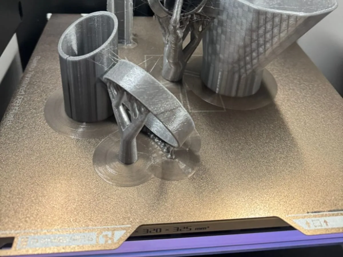 3D tištěné díly s podpěrami po vytištění