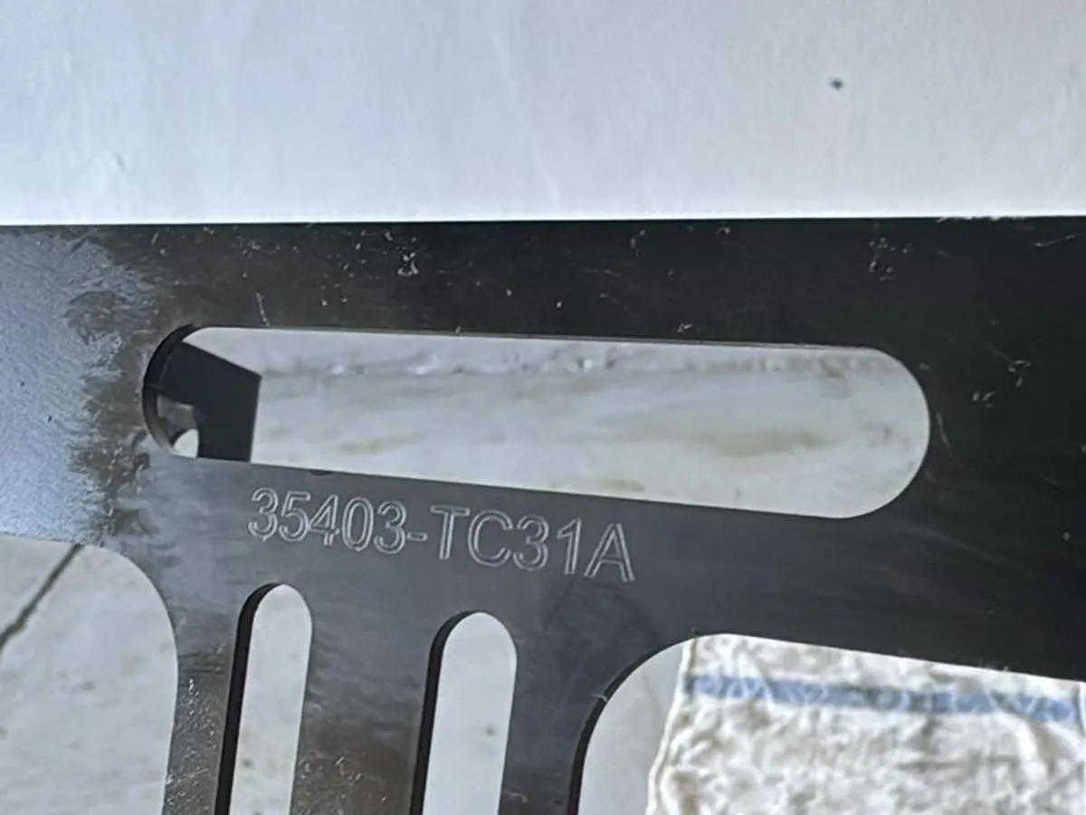 Laserový gravír loga na kovovém štítku